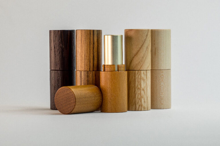 Aptar Beauty und Quadpack erneuern den nachfüllbaren Lippenstift aus Holz