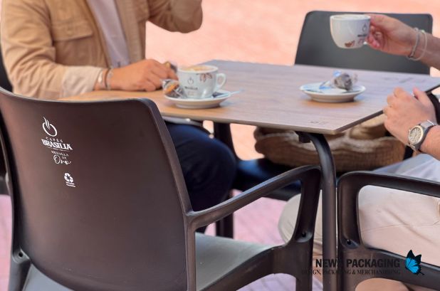 Nestlé promueve la circularidad creando sillas de terraza hechas con cápsulas usadas y posos de café Nestlé promueve la circularidad creando sillas de terraza hechas con cápsulas usadas y posos de café